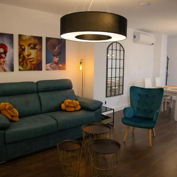 Apartamentos Boutique Cervantes、プラセンシアのホテル