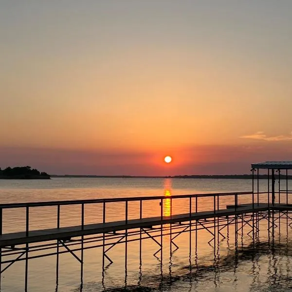 Beautiful lakefront house in private woods, hotel in Hawk Cove