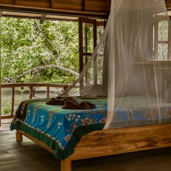 Monkey Mansion - Jungalows & Tours, hotel in Khao Sok