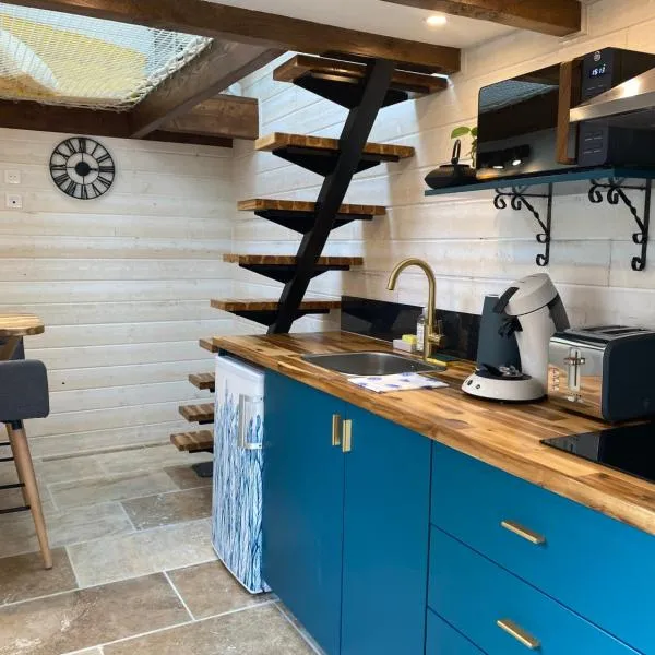 La Tiny Blue - maison insolite pour 2 - sans Tv, hotel in Saint-Aignan