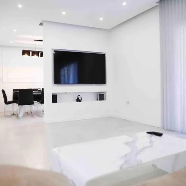 Modern 3-bed apartment in heart of torremolinos, hotel i Torremolinos