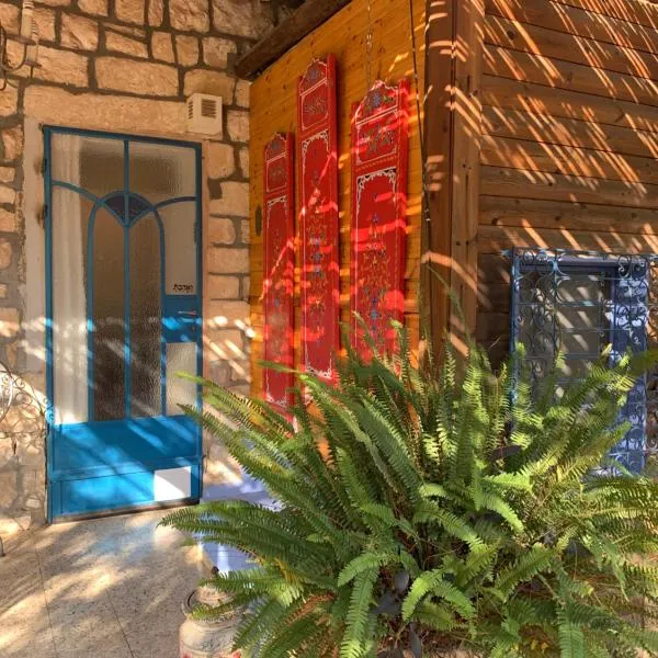 בית האבן העתיק מ-1885 עם מגונית פרטית בחצר, hotel i Rosh Pinna