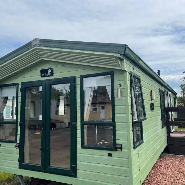 2-Bedroom Caravan Located in Uddingston, Glasgow at Maryville Caravan Site, Hotel in Uddingston