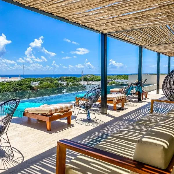 Big Studio at KAAB BY THE BEACH with roof top pool, sauna and Jacuzzi near Paseo del Carmen Mall, hotel in Playa del Carmen
