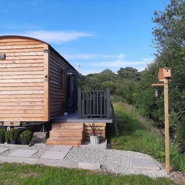 Min yr Afon - Cabin - Sleeps 2 - Hot Tub - Parking, hotel in Gwalchmai