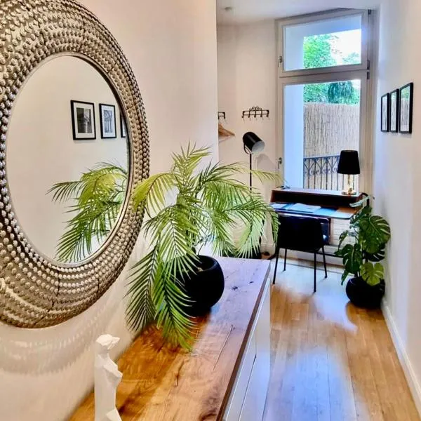 Amazing flat with garden, Vinohrady near center, Hotel in Prag