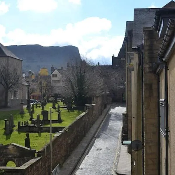 Next to the Palace and Royal Mile with parking, hotel in Edinburgh