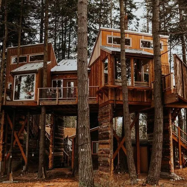 Treehouse on the Water -Eagles Nest-20 ft high, hotel in Port Angeles