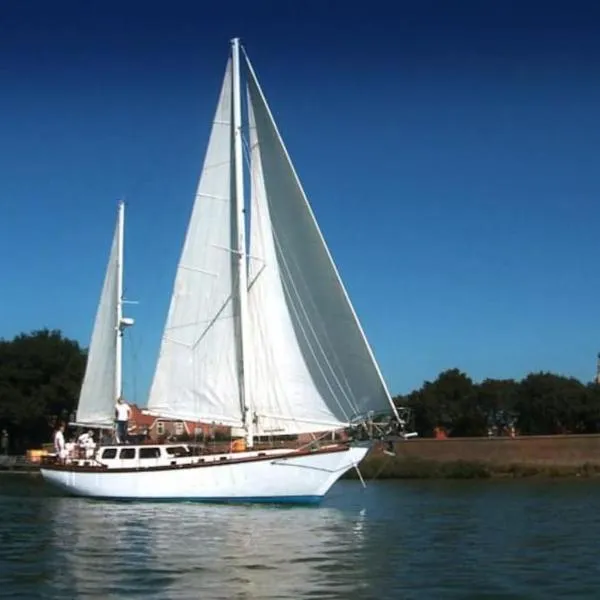 Classic sailing ship in center of Enkhuizen!, hotel in Enkhuizen