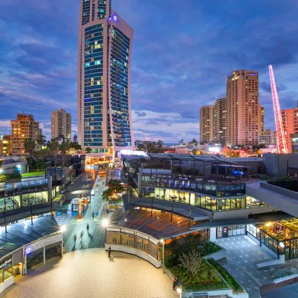 Circle on Cavill Surfers Paradise- 3 Bedroom SPA Apartment，位于黄金海岸的酒店