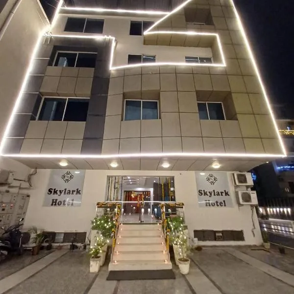 Skylark Hotel by Gabrian Hotels，位于古尔冈的酒店