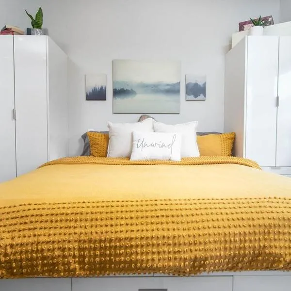 Top Floor on Okanagan Lake with AC & Heated Pool, ξενοδοχείο σε Βερνόν