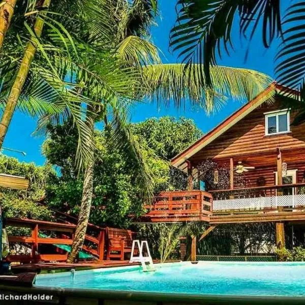 CentralCity “Paradise” Private Mini Resort & Pool, hotel i Belize City