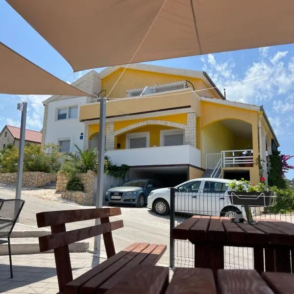 apartment Vujcic 2, hôtel à Okrug Donji
