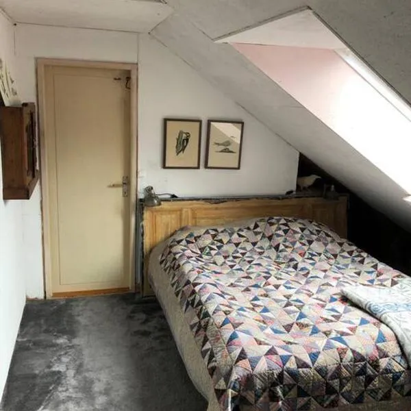 Mysigt men trångt vindsrum i Svinaberga!,希維克的飯店