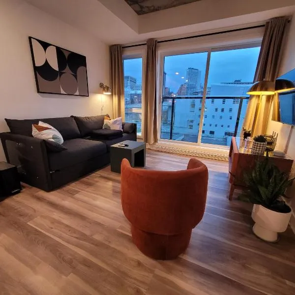 CONDO MID-CENTURY MODERN STYLE - POOL/TERRACE, Hotel in Québec