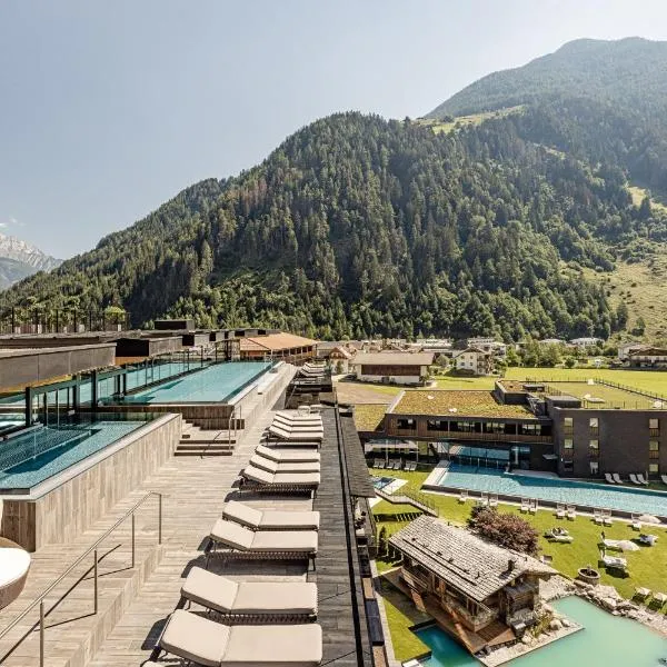 Alpine Luxury SPA Resort Schwarzenstein, hotel a Lutago