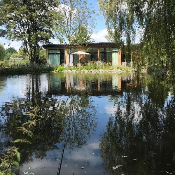 Trendy chalet aan visvijver, hotel v destinaci Hamme