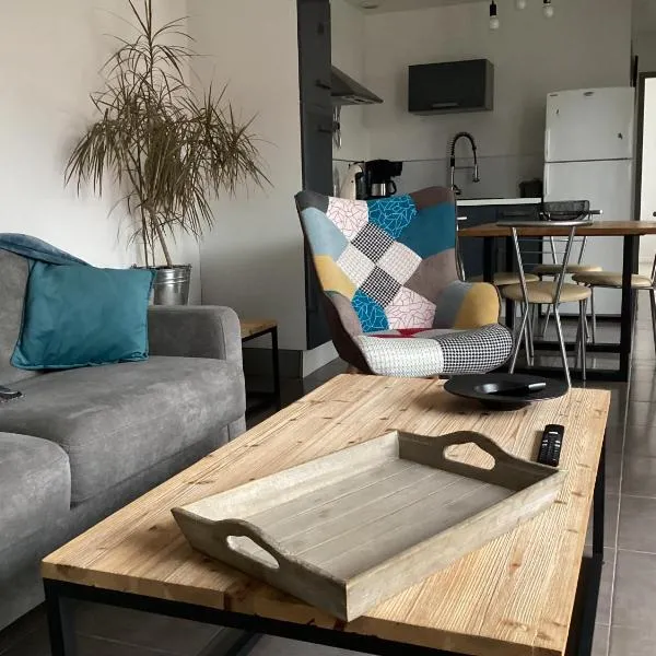Joli appartement 50 m2 classé 3 etoiles avec terrasse et jardin、ラ・ロシェルのホテル