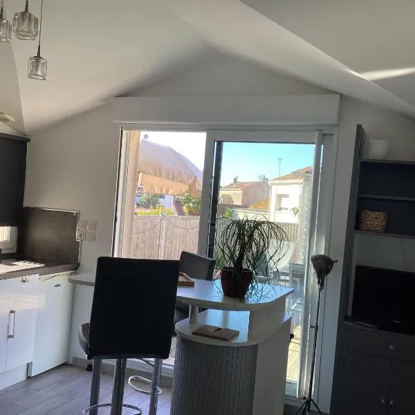 Chaleureux T2 30 m2 et sa terrasse bois 18 m2, hotel i La Rochelle