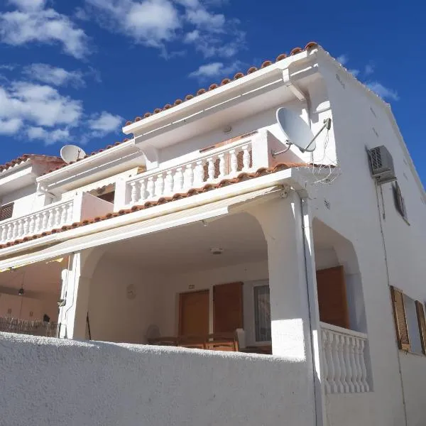 Casa Elisa 3 bedrooms 2 bathrooms 4 airco's shared pool, hotel a Alcossebre