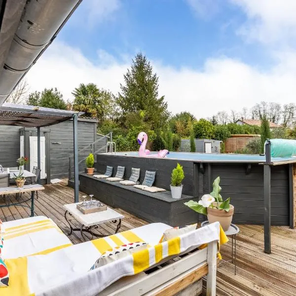 Demeure en pierre avec piscine, hotel v destinaci Vertheuil-en-Médoc