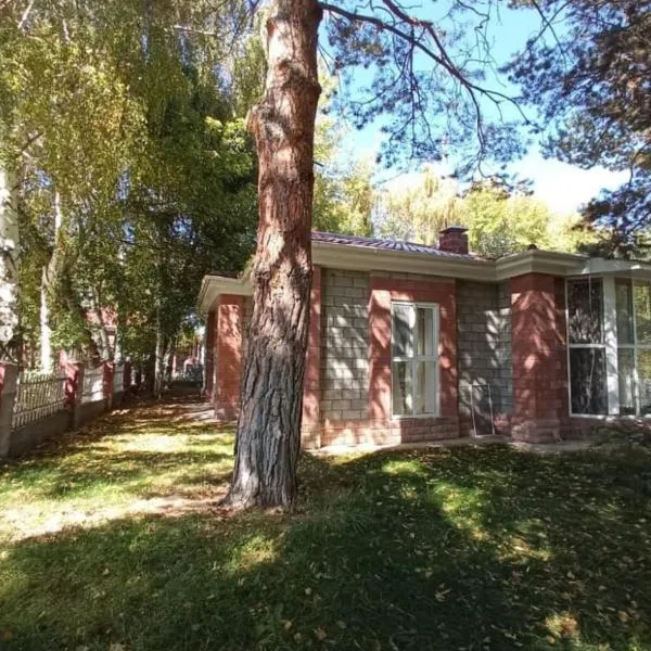 Raduga West Pineforest - коттедж в аренду на Иссык-Куле, hôtel à Koshkolʼ