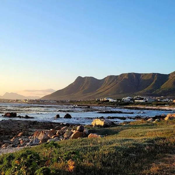 Adorable 2 Bedroom Cottage with spacious veranda, hotel in Hermanus