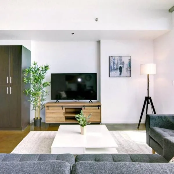 Stylish 1BR, Stampede & Free Parking by Doorbed, hotel in Calgary