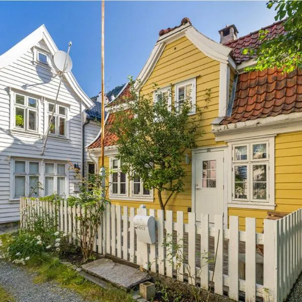 Charming Bergen house, rare historic house from 1779, Whole house, hotel in Bergen
