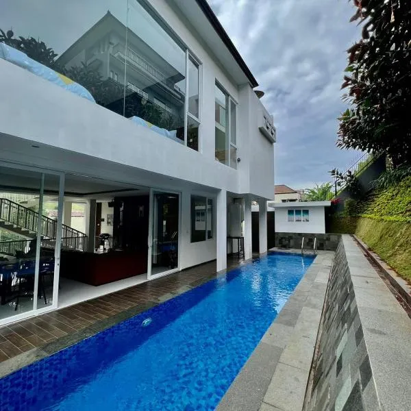 Platinum Yellow Bandung Villa 24 Pax Private Pool, hotel in Bengkok