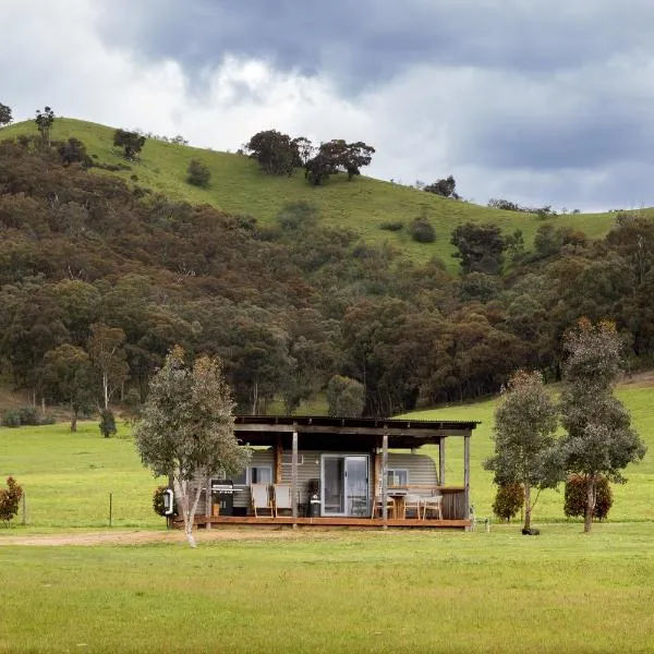 The Village Green Glampervans, hotel in Strath Creek