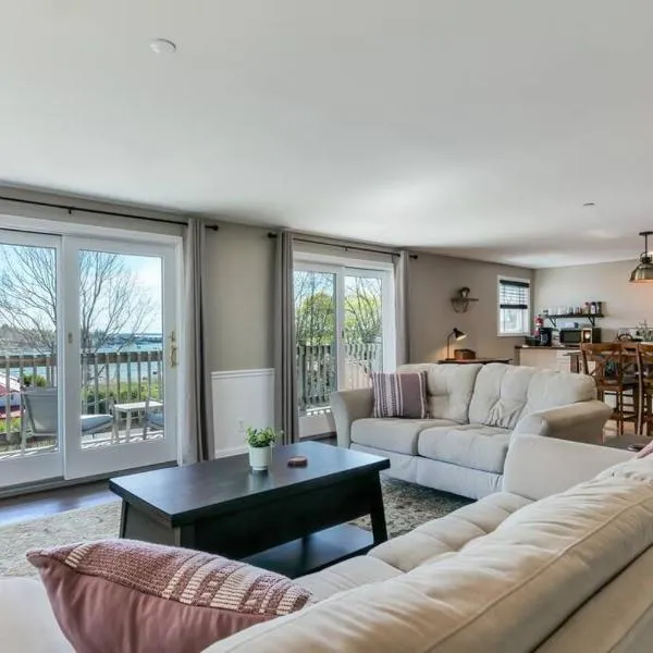 2BR Condo with Ocean Views in Downtown SW Harbor "Seaglass"，位于西南港的酒店