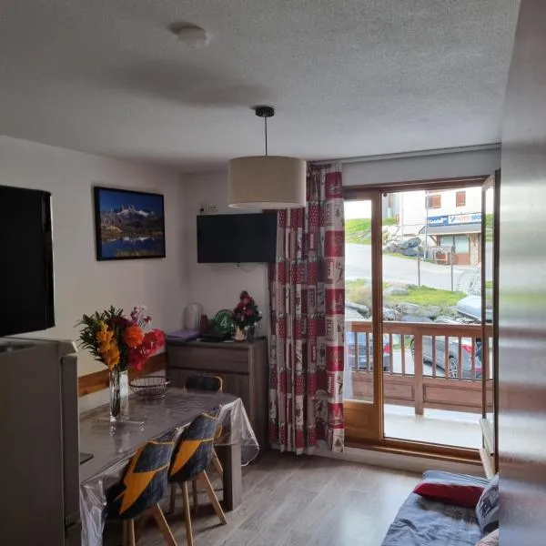 Agréable appartement de 6 pers au pieds des pistes ,wifi gratuit à Saint-Sorlin-d'Arves labelise 3 étoiles au gîte de France, hotel in Saint-Sorlin-dʼArves