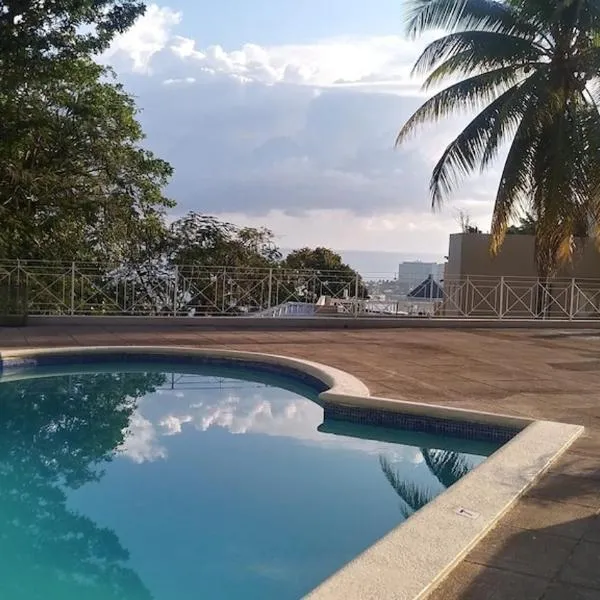 Amazing Location! Walk to town, beach & dinner - PAYMENT REQUIRED TO RESERVE, готель у місті Очо-Ріос