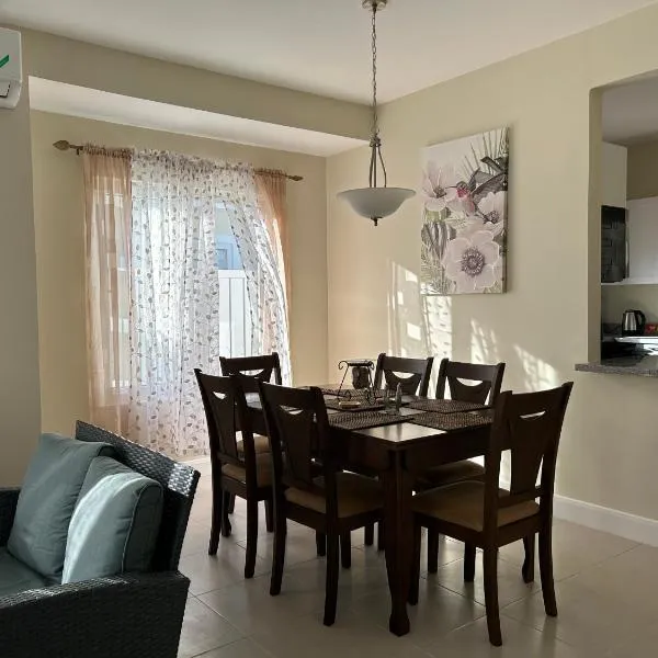 Seamist villa @Oceanpointe Lucea comfy 2BR w/pool gym & parking, hôtel à Lucea