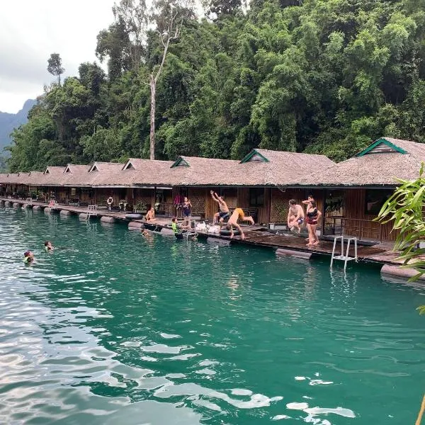 PraiwanRaftHouse แพไพรวัลย์, hôtel à Ban Wang Khon