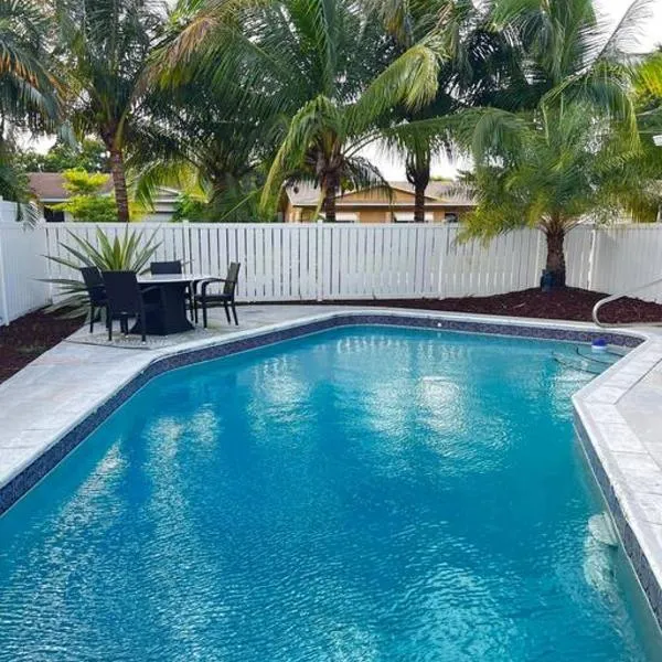 Gorgeous open concept 4 BR with heated pool and lounge area, hotel em Fort Lauderdale