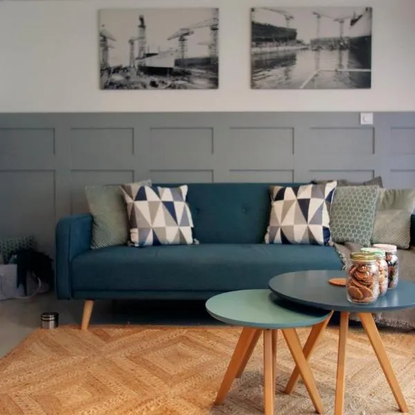 Houseboat apartment with water terrace, free bikes & fast wifi, hotel i Amsterdam