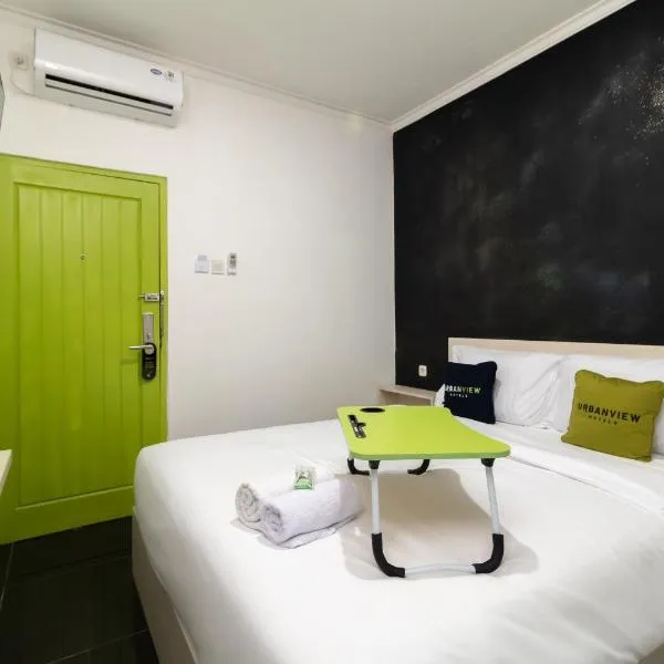 Urbanview Hotel Bizhome Artha Gading Boulevard by RedDoorz, hotel di Jakarta