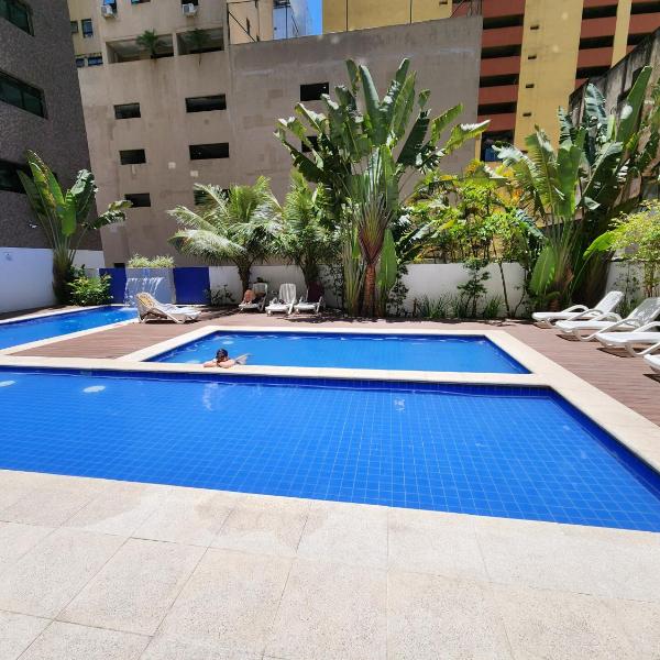 Lindo Flat Capitania Varam , WI FI , 2 aparelhos de ar condicionado , serviço de praia , enorme sacada com vista ao mar e telas de proteção para as crianças , 3 piscinas