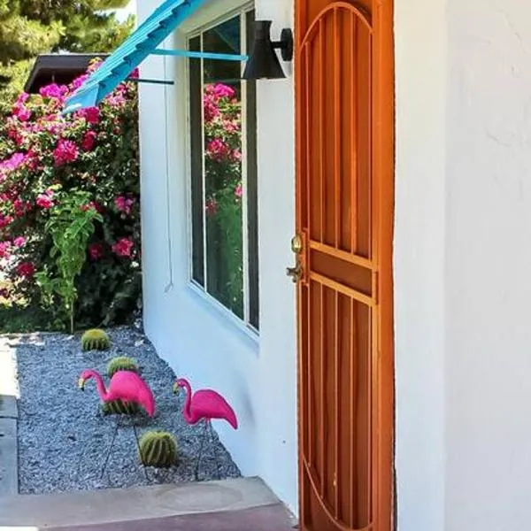 Newly Remodeled Midcentury Pink Flamingo Casa (40), hotel in Phoenix
