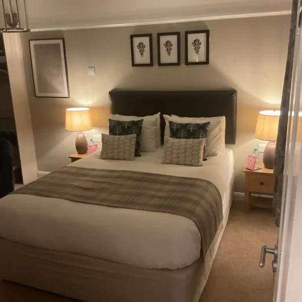 Oak Tree Lodge & Holiday Parking, Hotel in Burstow