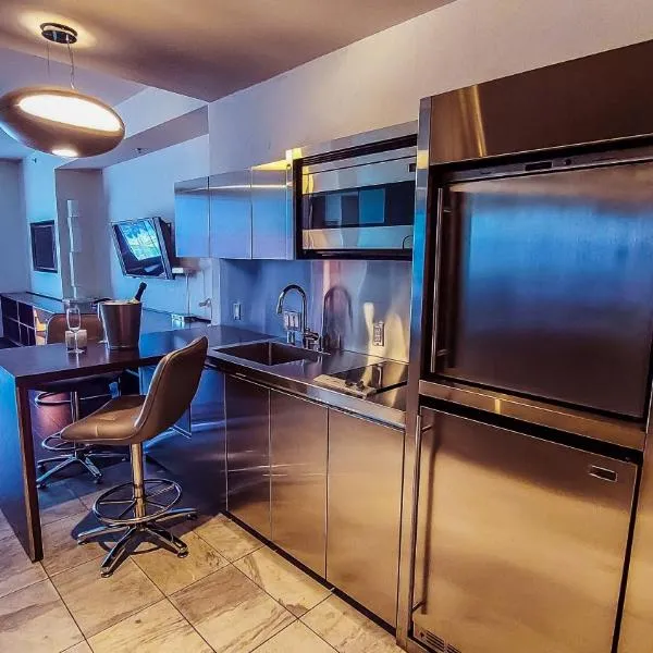 Luxury 53rd Flr Condo with Amazing Sunset View & Balcony NO ReFee at Palms Place, hotel in Las Vegas