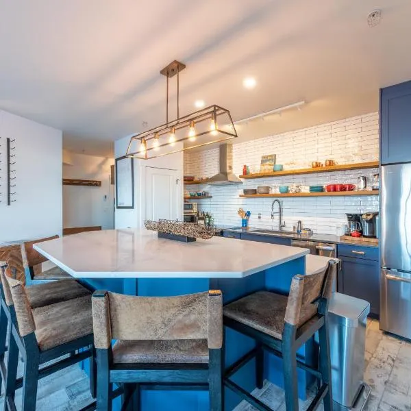 Fully Renovated Ski-in/out Loft with Private Hot Tub!, Hotel in Golden