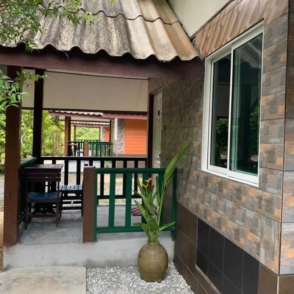 Krua Chehe Resort ครัวเจ๊ะเห รีสอร์ท, hotel v destinaci Ban Khok Muang