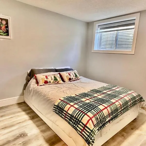 Cozy Private Suite with Separate Entrance & Free Parking, готель у Калгарі