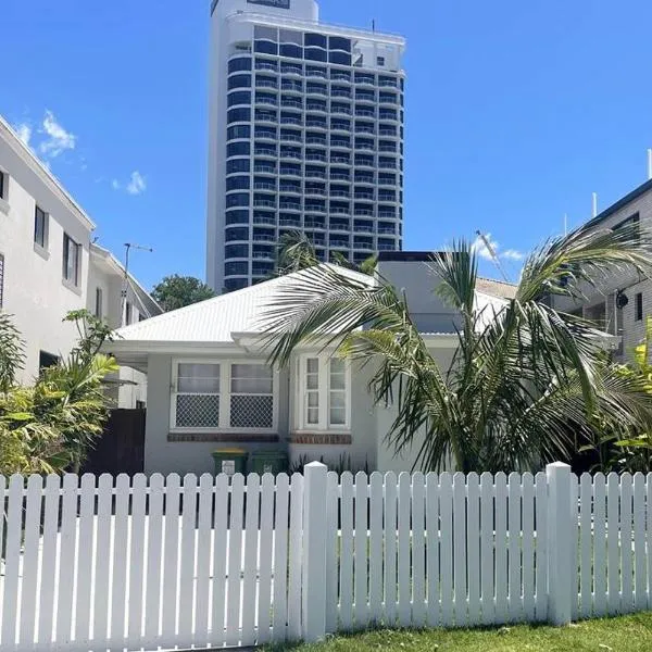 Beach House 100ms to Beach Freshly Renovated All New Appliances, hotel in Gold Coast