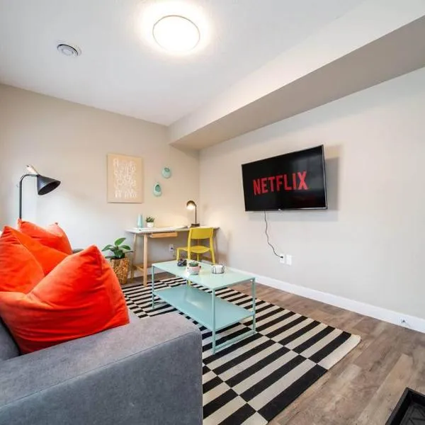 NEW, Euro-Style Suite, Whyte Avenue, AC, Netflix, Sleeps 6!、エドモントンのホテル