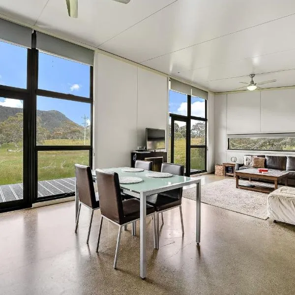 Ecocrackenback 7 Sustainable chalet close to the slopes, Hotel in Crackenback